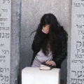At Rebbe Schneersons grave